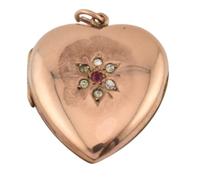 Lot 70 - ANTIQUE 9CT BACK & FRONT HEART LOCKET
