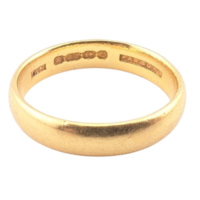 Lot 114 - 1950S HALLMARKED 22CT GOLD BAND RING