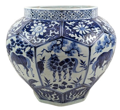 Lot 90 - LARGE CHINESE BLUE & WHITE 'EIGHT HORSE' OCTAGONAL PORCELAIN VASE / JAR 青花八骏马图大罐