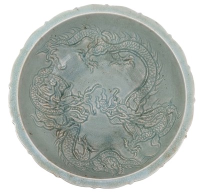 Lot 170 - LARGE CHINESE LONGQUAN TYPE CELADON GLAZED DRAGON BOWL 龙泉青釉龙纹大盌