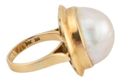 Lot 75 - 14CT GOLD MABE PEARL RING