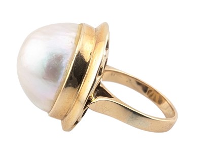 Lot 75 - 14CT GOLD MABE PEARL RING
