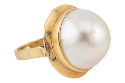 Lot 75 - 14CT GOLD MABE PEARL RING