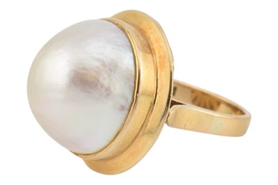 Lot 75 - 14CT GOLD MABE PEARL RING