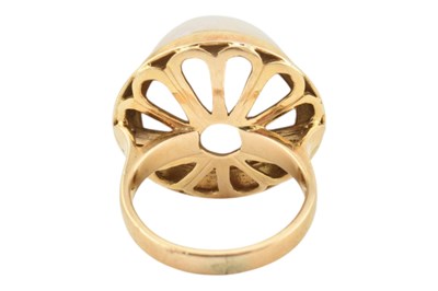 Lot 75 - 14CT GOLD MABE PEARL RING