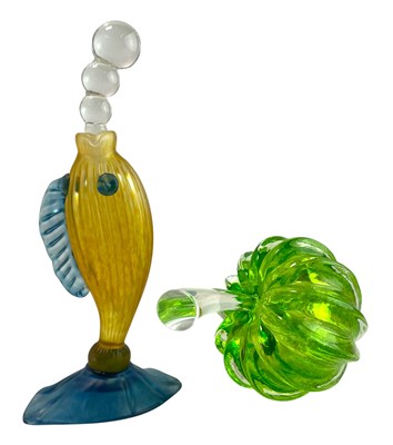 Lot 386 - 20TH CENTURY STUDIO ART GLASS - WASSELL FISH BOTTLE AND GREEN APPLE