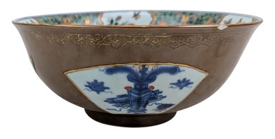 Lot 68 - 18TH CENTURY QING DYNASTY KANGXI BATAVIAN BROWN BOWL 康熙紫金釉开光青花五彩花卉纹大盌