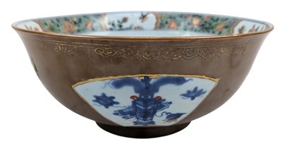 Lot 68 - 18TH CENTURY QING DYNASTY KANGXI BATAVIAN BROWN BOWL 康熙紫金釉开光青花五彩花卉纹大盌