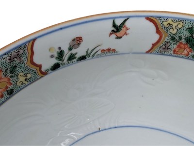 Lot 68 - 18TH CENTURY QING DYNASTY KANGXI BATAVIAN BROWN BOWL 康熙紫金釉开光青花五彩花卉纹大盌