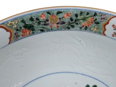 Lot 68 - 18TH CENTURY QING DYNASTY KANGXI BATAVIAN BROWN BOWL 康熙紫金釉开光青花五彩花卉纹大盌