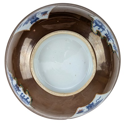 Lot 68 - 18TH CENTURY QING DYNASTY KANGXI BATAVIAN BROWN BOWL 康熙紫金釉开光青花五彩花卉纹大盌