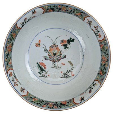 Lot 68 - 18TH CENTURY QING DYNASTY KANGXI BATAVIAN BROWN BOWL 康熙紫金釉开光青花五彩花卉纹大盌