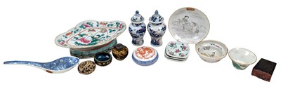 Lot 184 - COLLECTION OF 18TH/19TH CENTURY PORCELAIN PIECES 18-20世纪陶瓷一组
