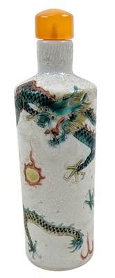 Lot 21 - CHINESE QING DYNASTY FAMILLE VERTE SGRAFFIATO PORCELAIN SNUFF BOTTLE 清 粉彩轧道龙纹鼻咽壶