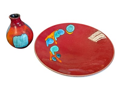 Lot 26 - POOLE POTTERY - LATE 20TH CENTURY VINTAGE CERAMIC ODYSSEY CHARGER & BUD VASE