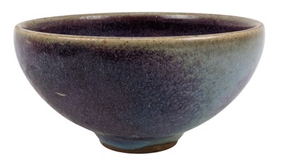 Lot 42 - A CHINESE JUNYAO JUN WARE CERAMIC 'BUBBLE' BOWL / TEA BOWL 均窑 天蓝釉紫斑泡泡碗