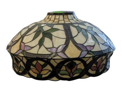 Lot 850 - TIFFANY STYLE VINTAGE 20TH CENTURY GLASS LAMP SHADE