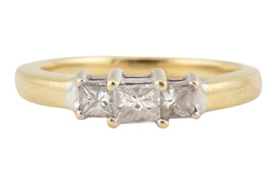 Lot 545 - 14CT GOLD THREE-STONE DIAMOND RING