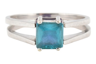 Lot 555 - 14ct WHITE GOLD BLUE & PURPLE STONE FLIP RING