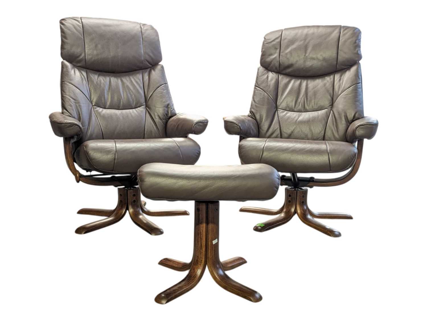 Lot 640 - PAIR OF CONTEMPORARY STRESSLESS LEATHER BROWN RECLINING ARMCHAIRS