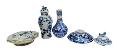 Lot 164 - COLLECTION OF FIVE 19TH & 20TH CENTURY CHINESE PORCELAIN PIECES 19世纪陶瓷一组