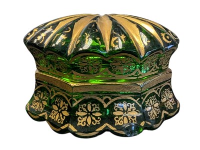 Lot 24 - EARLY 20TH CENTURY GILT & GREEN GLASS POWDER POT