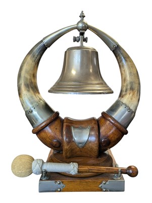 Lot 261 - EARLY 20TH CENTURY OAK & HORN DINNER BELL