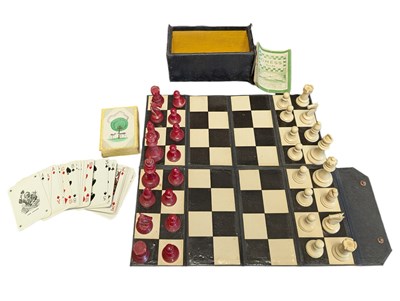 Lot 360 - LATE 20TH CENTURY VINTAGE TRAVEL CHESS SET W/ FOLDING BOARD & CARD SET