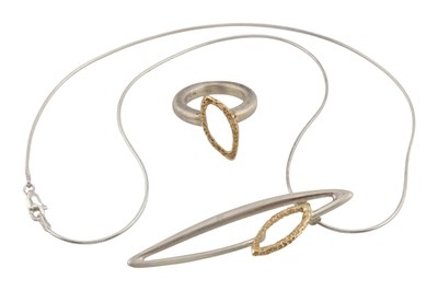 Lot 626 - SARA PREISLER - SILVER AND GOLD PENDANT NECKLACE AND RING