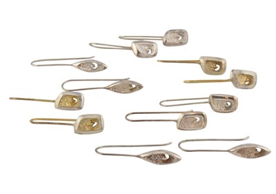 Lot 628 - SARAH PREISLER - COLLECTION OF SILVER & SILVER GILT PENDANT EARRINGS