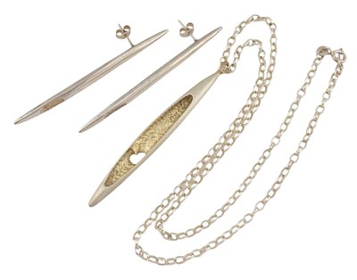 Lot 623 - SARAH PREISLER SILVER PENDANT NECKLACE & EARRINGS