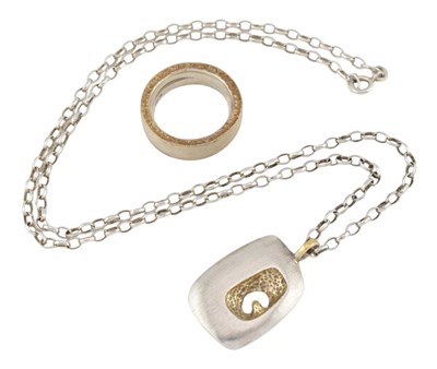 Lot 634 - SARAH PREISLER HALLMARKED SILVER PENDANT NECKLACE & RING