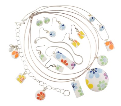 Lot 635 - KAREN WELSH - SELECTION OF SILVER & BONE CHINA JEWELLERY 'RETRO'