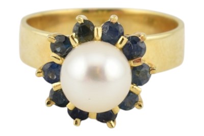 Lot 571 - 14CT GOLD SAPPHIRE & PEARL CLUSTER RING