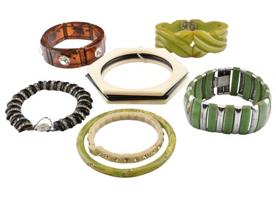 Lot 536 - COLLECTION OF BAKELITE & PLASTIC BANGLES