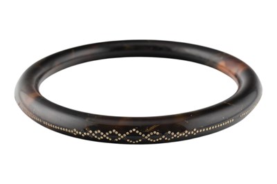 Lot 553 - EARLY 20TH CENTURY TORTOISESHELL PIQUEWORK BANGLE