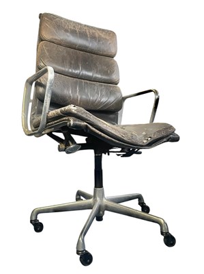Lot 408 - EAMES FOR HERMAN MILLER - MID CENTURY SOFT PAD EXECUTIVE DESK CHAIR