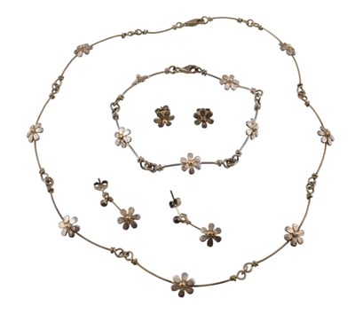 Lot 548 - SUITE OF SILVER DAISY MOTIF JEWELLERY