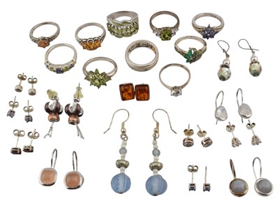 Lot 585 - COLLECTION OF SILVER WHITE METAL RINGS & EARRINGS