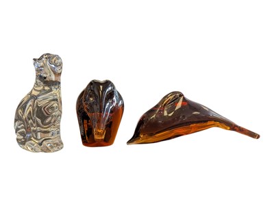 Lot 35 - THREE LATE 20TH CENTURY NOVELTY ANIMAL GLASS PAPERWEIGHTS