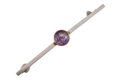 Lot 582 - EARLY 20TH CENTURY GOLD & AMETHYST BAR BROOCH PIN