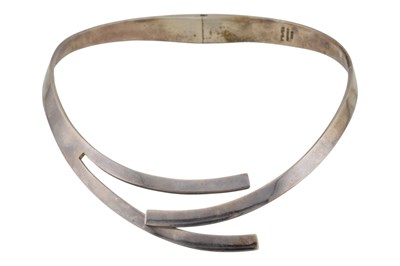 Lot 569 - VINTAGE TAXCO MODERNIST HINGED SILVER CHOKER NECKLACE