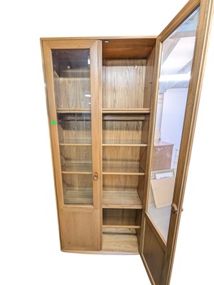 Lot 625 - ERCOL FURNITURE - MODERN WINDSOR RANGE ELM PEDESTAL DISPLAY CABINET
