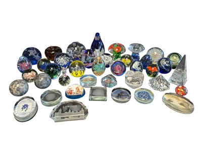 Lot 50 - LARGE COLLECTION OF LATE 20TH CENTURY VINTAGE GLASS PAPERWEIGHTS