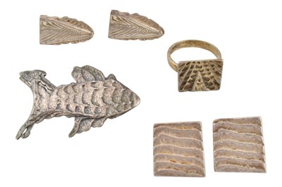 Lot 621 - JENNY TURTILL RING EARRINGS & BROOCH PIN