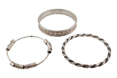 Lot 622 - COLLECTION OF THREE WHITE METAL & SILVER BANGLES