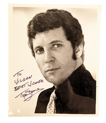 Lot 31 - MUSIC - TOM JONES - AUTOGRAPHED VINTAGE 8X10" PHOTOGRAPH