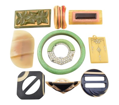 Lot 659 - COLLECTION OF ANTIQUE, & VINTAGE, BAKLITE, PLASTIC & HORN JEWELLERY