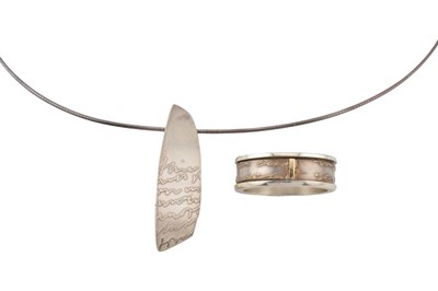 Lot 667 - SHONA CARNEGIE DIARY SPINNING RING