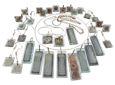 Lot 683 - LARGE COLLECTION OF ARTISANAL SILVER & WHITE METAL GLASS JEWELLERY